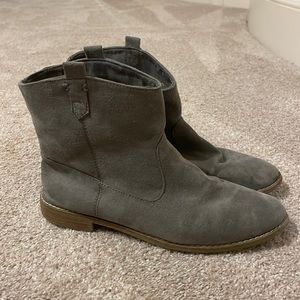 Women’s 8 gray booties